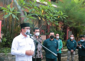Gubernur Jawa Barat Ridwan Kamil saat meninjau pelaksanaan penerapan kurikulum Bisnis Digital bagi SMK Jawa Barat di SMK Negeri 1 Bogor, Selasa (11/1/2022).(Foto: deram/dara.co.id)