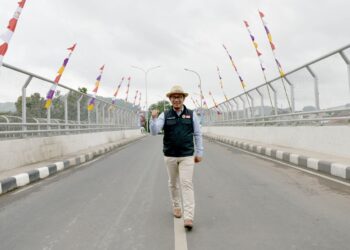 Gubernur Jawa Barat Ridwan Kamil berjalan di tengah Jembatan Double Track Leuwigajah di Kota Cimahi, usai persemian Rabu (12/1/2022). (Foto: deram/dara.co.id)