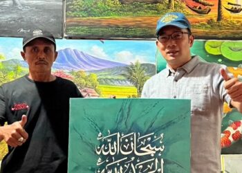 Gubernur Jawa Barat Ridwan Kamil bersama seniman Jalan Braga menjual lukisan kaligrafi lewat NFT dalam plarform Opensea. (Foto: deram/dara.co.id)