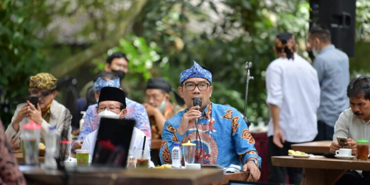 Gubernur Jawa Barat Ridwan Kamil saat menghadiri Injabar Podcast di Taman Hutan Raya Ir H Djuanda, Bandung, Selasa (25/1/2022). (Foto: deram/dara.co.id)