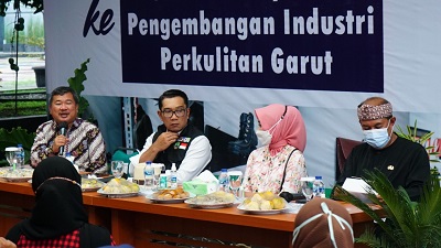 
Gubernur Jabar, Ridwan kamil, didampingi Bupati Garut, Rudy Gunawan,  Ketua Dekrasnada Jawa Barat, Atalia Praratya  meninjau satuan pelayanan pengembangan industri perkulitan Garut di UPTD Industri Pangan, Olahan, dan Kemasan (IPOK) Provinsi Jawa Barat, di kawasan Sukaregang, Kecamatan Garut Kota, Kabupaten Garut, Kamis (6/1/2022).(Foto: andre/dara.co.id)


