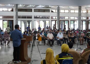 Bupati Garut, Rudy Gunawan membuka kick off vaksinasi dosis ketiga (booster) Covid-19 di Gedung Pendopo, Kecamatan Garut Kota, Kabupaten Garut, Sabtu (15/1/2022).(Foto: andre/dara.co.id)