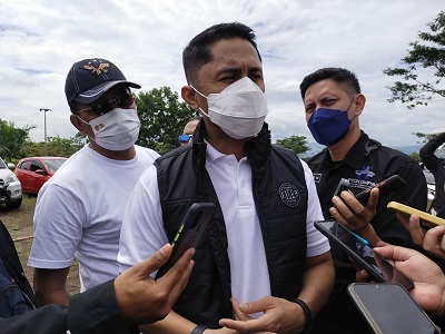 
Plt Bupati Bandung Barat, Hengki Kurniawan saat memberikan keterangan kepada wartawan dalam sebuah acara, beberapa waktu lalu. (Foto: heny/dara.co.id)
