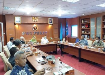 Ketua PWI Pusat Atal S Depari memimpin rapat pelaksanaan Hari Pers Nasional (HPN) 2022 di Kendari Sulawesi Tenggara. Rapat dihadiri pengurus dan Ketua Panitia Lokal HPN: Hj. Nur Endang Abbas. (Foto: PWI Pusat)