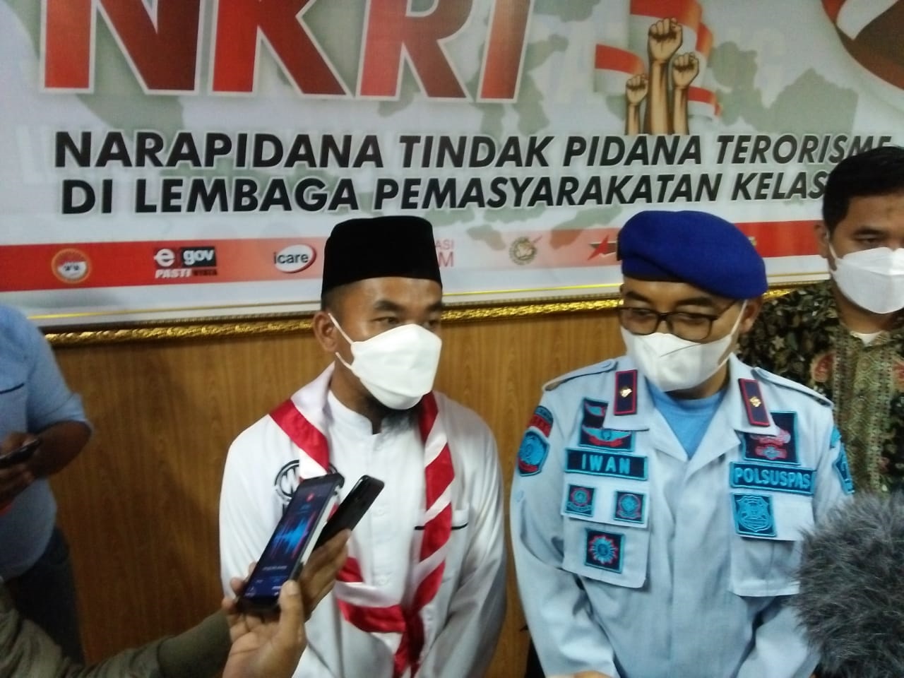 
Mulyanto bin Rahman didampingi Kepala Lapas (Kalapas) Kelas IIB Garut, Iwan Gunawan Wahyudi memberikan keterangan pers, usai melakukan ikrar setia Kepada NKRI di Lapas Kelas IIB Garut, Jawa Barat, Kamis (13/1/2022). (Foto: andre/dara.co.id)

