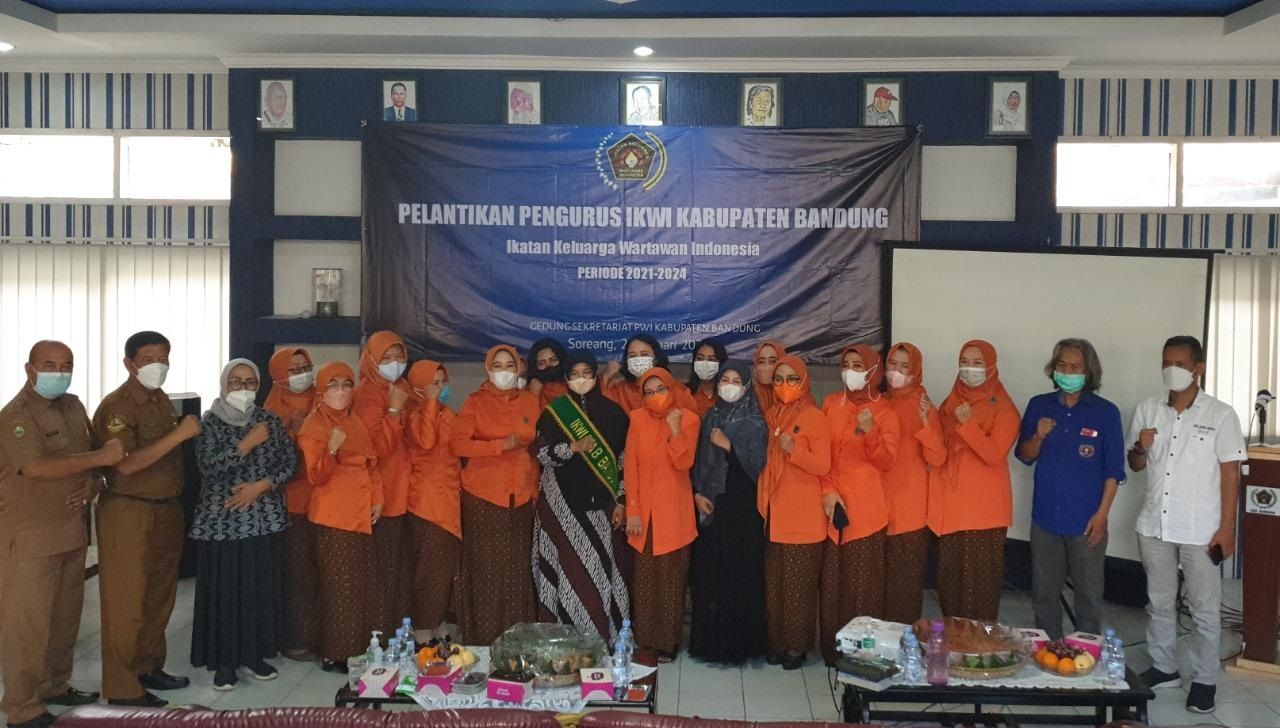 
Ketua TP PKK Kabupaten Bandung, Hj Emma Dety Supriatna, Sekretaris PWI Jabar Tantan,, Ketua PWI Kab. Bandung H. Rahmat Sudarmaji, berfoto bersama tamu undangan lainnya usai Pelantikan Pengurus Ikatan Keluarga Wartawan Indonesia (IKWI) Kabupaten Bandung, di Gedung PWI Kabupaten Bandung, Selasa (25/1/2022). Emma Dety mengajak IKWI berkolaborasi dengan organisasi perempuan lainnya memperjuangkan Hak-hak Perempuan.(Foto: PWI Kab. Bandung)

