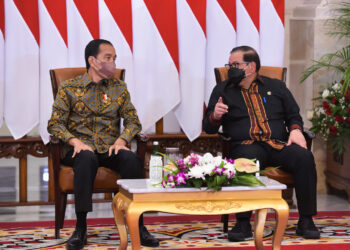 Presiden Jokowi berbincang dengan Seskab Pramono Anung di sela acara Peringatan HUT Ke-49 PDI Perjuangan, Senin (10/01/2022), di Istana Negara, Jakarta. (Foto: Humas Setkab/Agung)
