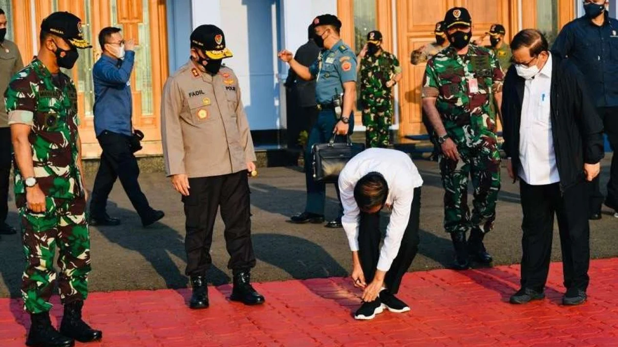 Momen saat Presiden Jokowi ikat tali sepatunya sendiri (Foto: Laily Rachev - Biro Pers Sekretariat Presiden)
