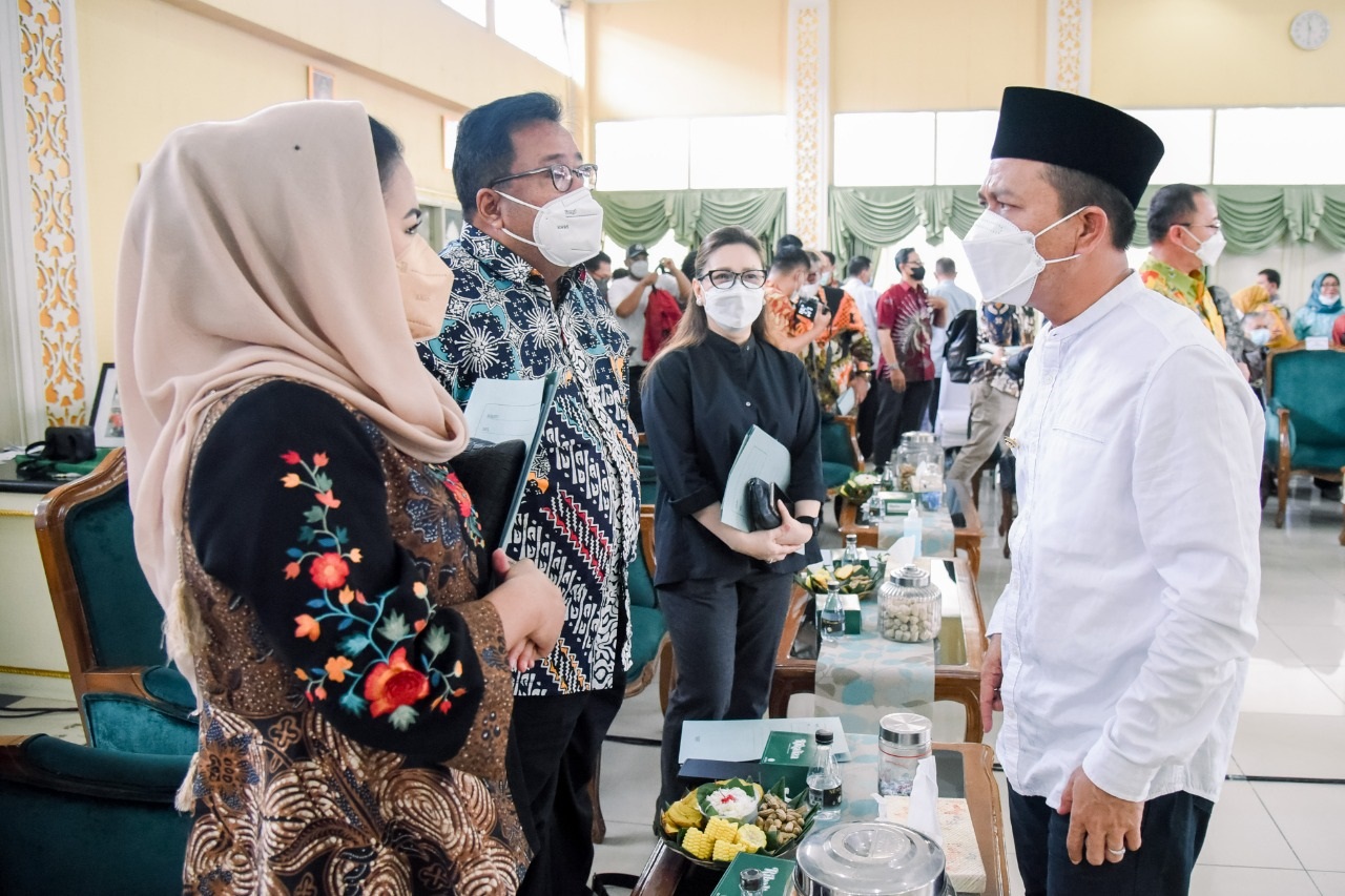 
Bupati Bandung berbincang dengan Ketua Komisi X DPR RI Syaiful Huda, di Rumah Jabatannya, Soreang, Jumat (28/1/2022). (Foto : Forkopimda) 