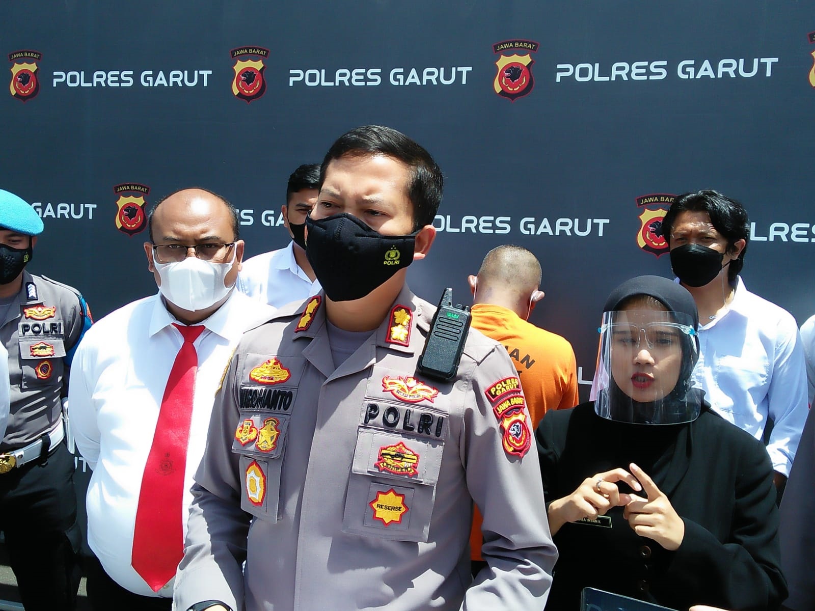 

Kapolres Garut, AKBP Wirdhanto Hadicaksono, didampingi Kasat Reskrim AKP Dede Sopandi, memberikan keterangan kepada wartawan terkait penangkapan buronan kasus pembunuhan seorang ibu rumahtangga, di Mapolres Garut, Jalan Sudirman, Kecamatan Karangpawitan, Senin (24/1/2022).(Foto: andre/dara.co.id)
