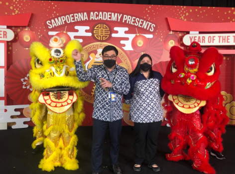Para siswa penari tarian Barongsai bersama (dari kiri ke kanan) Mr. Daniel Zhang,
Chinese Mandarin Head dan Ms. Beatrice Da Roza, Principal Sampoerna Academy BSD
untuk menanamkan nilai kolaborasi dan pemikiran terbuka akan keberagaman melalui
perayaan Sampoerna Academy Reinforces The IGNITE Values Through Lunar New
Year.