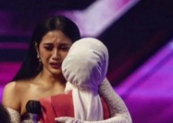 Nadhira memeluk Intan Ayu yang harus tereliminasi pada babak Gala Live Show X Factor Indonesia, Senin (17/1/2022). (Foto: RCTI/X Factor)