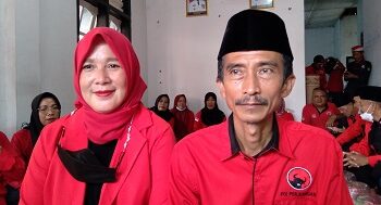 Ketua DPC PDIP kota Banjar, Nana Suryana didampingi istri beserta pengurus, dalam kegiatan HUT PDIP ke-49 di kantor sekretariat DPC. (Foto:Bayu/dara.co.id)