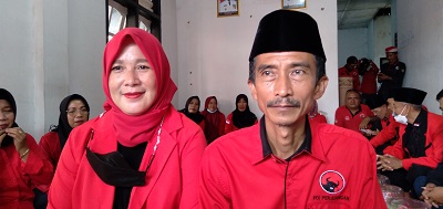 Ketua DPC PDIP kota Banjar, Nana Suryana didampingi istri beserta pengurus, dalam kegiatan HUT PDIP ke-49 di kantor sekretariat DPC. (Foto:Bayu/dara.co.id)