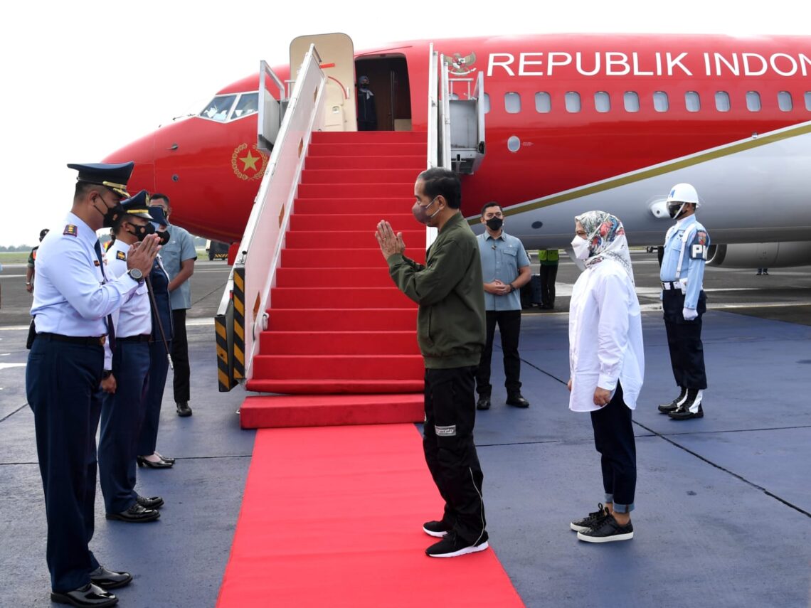 Presiden Jokowi didampingi Ibu Iriana Jokowi bertolak menuju Provinsi Nusa Tenggara Barat, dalam rangka kunjungan kerja, Kamis (13/01/2022). (Foto: BPMI Setpres/Rusman)