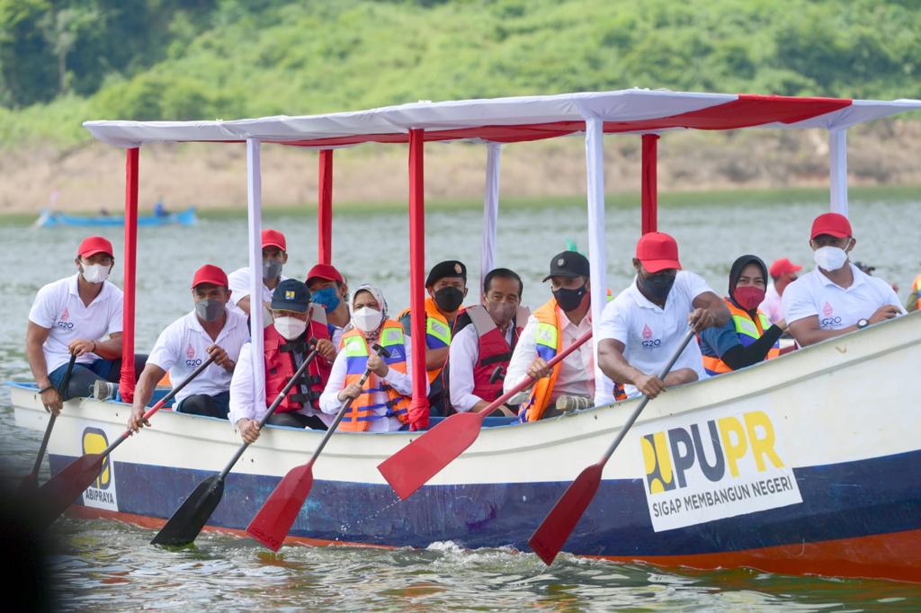 Presiden Jokowi didampingi Ibu Negara pada saat Peresmian Bendungan Bintang Bano, di Sumbawa Barat, NTB, Jumat (14/01/2022). (Foto: BPMI Setpres/Rusman)
