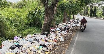 Sampah yang berserakan di Jalan Brigjen Wasita Kusumah, Kecamatan Indihiang Kota Tasikmalaya.(Foto : Nanang Yudi).