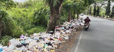 Sampah Berserakan di pinggir jalan Brigjen Wasita Kusumah, Indihiang Kota Tasikmalaya. (Foto : Nanang Yudi)