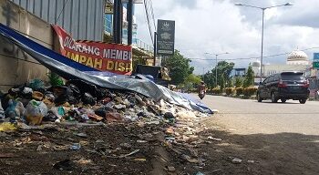 Tumpukan sampah liar di ruas jalan Gading Tutuka, Desa Cingcin Soreang, Kabupaten Bandung, belum ada tanda-tanda diangkut, Minggu (23/1/2022). Foto: verawati/dara.co.id)