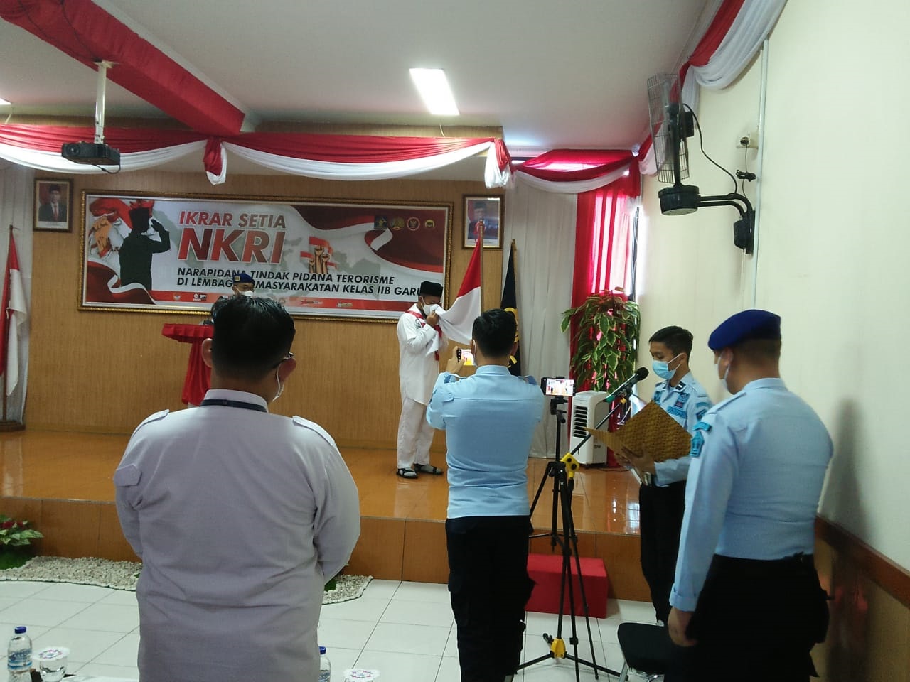 
Seorang Napi kasus terorisme mencium bendera merah putih usai menyatakan ikrar setia Kepada Negara Kesatuan Republik Indonesia (NKRI), di Lapas Kelas IIB Garut, Jalan KH.Hasan Arif, Kecamatan Banyuresmi, Kabupaten Garut, Kamis (13/1/2022). (Foto: andre/dara.co.id)    
