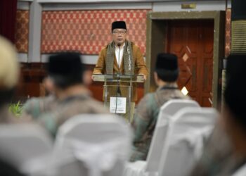 Gubernur Jabar Ridwan Kamil saat mengukuhkan pengurus FPPU Jawa Barat Masa Khidmat Tahun 2021-2026, di Bale Pusdai, Kota Bandung (Foto: Istimewa)