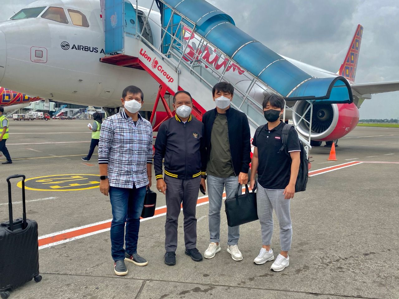 Momen menarik terjadi saat Menteri Pemuda dan Olahraga Republik Indonesia (Menpora RI) Zainudin Amali satu pesawat dengan pelatih timnas Indonesia, Shin Tae-yong di Bandara I Gusti Ngurah Rai, Bali, Senin (31/1/2022). (foto:istimewa/kemenpora.go.id)