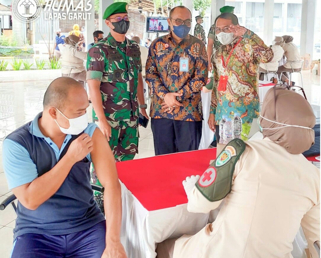 

Sejumlah warga binaan mendapatkan vaksinasi Covid-19 di Lapas Kelas IIB Garut, Jalan KH.Hasan Arif, Kecamatan Banyuresmi, Kabupaten Garut, Sabtu (5/2/2022). (Foto: andre/dara.co.id)
