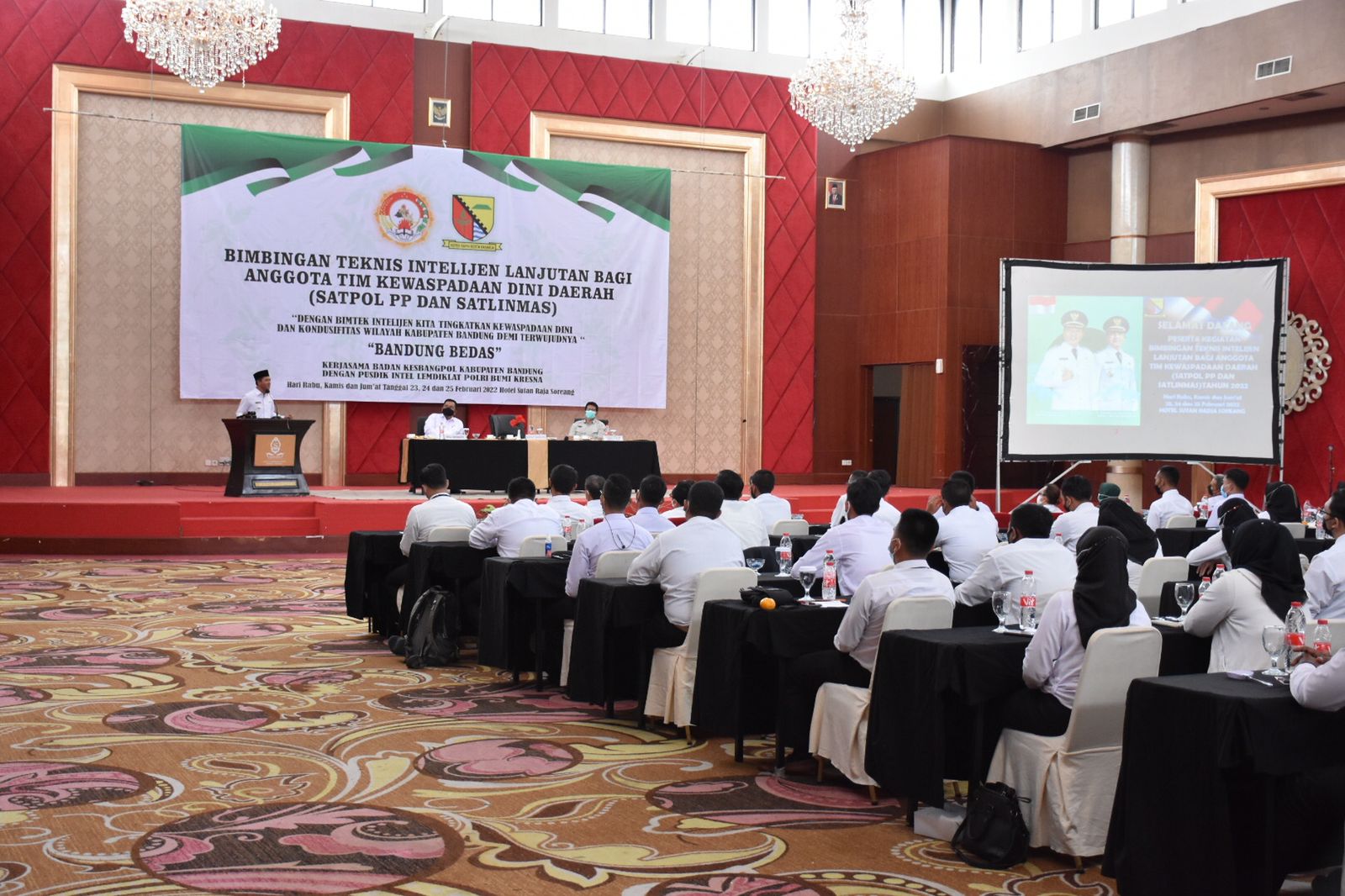 
Bupati Bandung HM Dadang Supriatna memberikan pengarahan pada acara Bintek intelejen yang digelar Kantor Kesbangpol Kabupaten Bandung di Hotel Sutan Raja Soreang, Rabu (23/2/2022).(Foto: porkopim)
