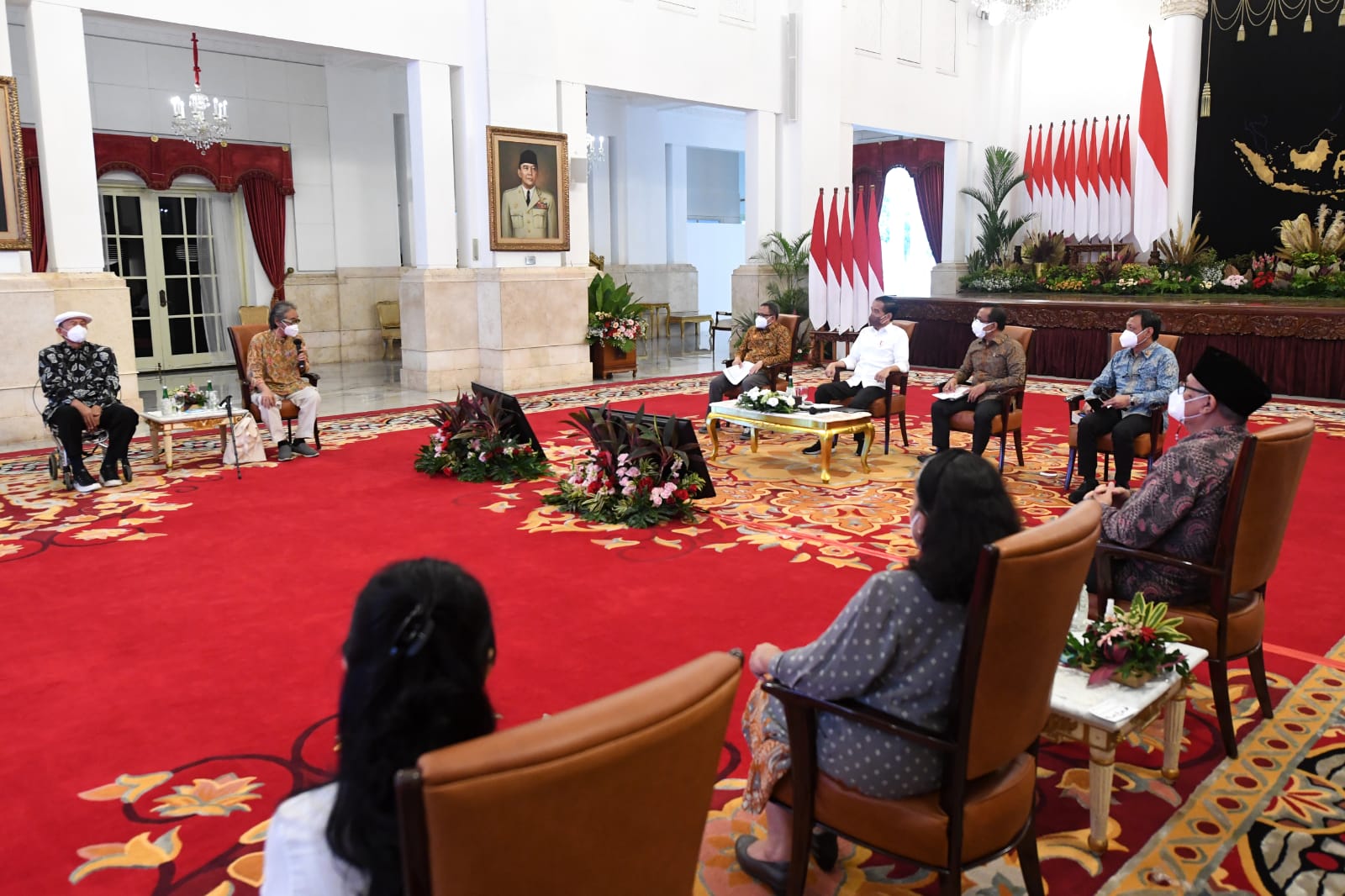 Presiden Joko Widodo menerima kunjungan para seniman dan budayawan di Istana Negara, Jakarta, Kamis (10/02/2022). (Foto: BPMI Setpres/Lukas)
