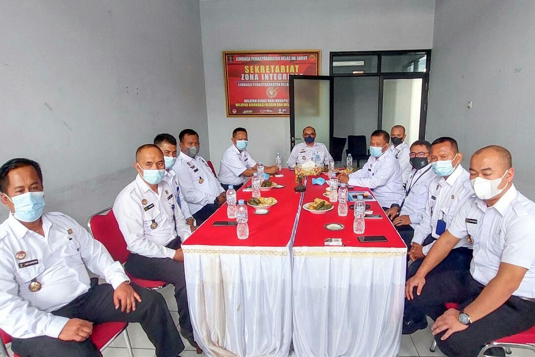 
Kalapas Garut, Iwan Gunawan Wahyudi, bersama seluruh pejabat struktural terkait mengikuti secara virtual giat webinar di Ruang Sekretariat WBK/WBBM Lapas Garut, Jalan KH.Hasan Arif, Kecamatan Banyuresmi, Kabupaten Garut, Rabu (2/2/2022).(andre/dara.co.id)
