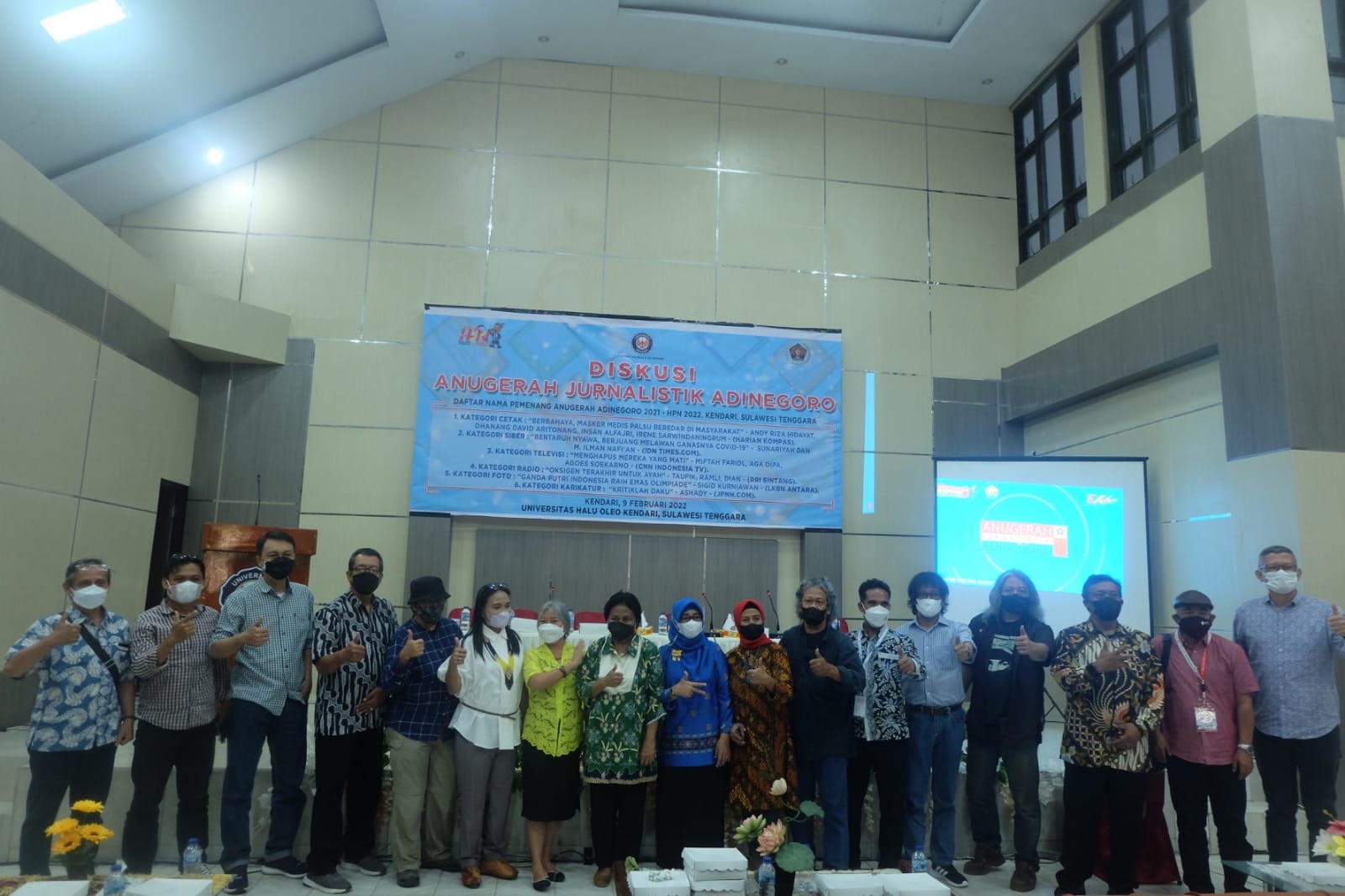Para pemenang dan Dewan Juri Anugerah Jurnalistik Adinegoro 2021 menyapa civitas akademik Universitas Halu Oleo (UHO), Kota Kendari, Sulawesi Tenggara, Senin (7/1/2022). (Foto: safrin/dara.co.id)
