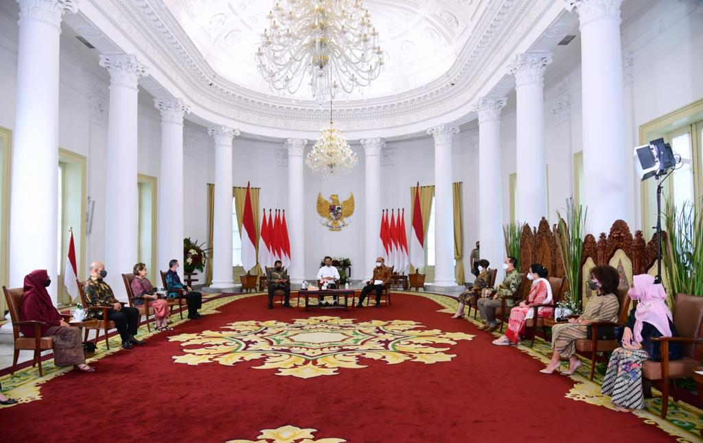 Presiden Jokowi menerima sejumlah seniman senior di Istana Bogor, Rabu (23/02/2022). (Foto: BPMI Setpres/Muchlis Jr)

