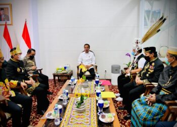 Presiden Jokowi bertemu tokoh masyarakat di Kaltim, Senin (31/01/2022). (Foto: BPMI Setpres/Laily Rachev)