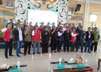 Bupati Bandung HM Dadang Supriatna berfoto bersama dengan para calon  pekerja migran asal Kabupaten Bandung yang akan bekerja ke Korea saat berada di Rumah Dinas Jabatan Bupati Bandung di Soreang, belum lama ini (Foto: Trinata/dara.co.id)