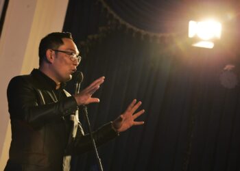 Gubernur Jawa Barat M Ridwan Kamil memberikan sambutan sekaligus menerima penghargaan sebagai kepala daerab yang berprestasi dalam memajukan Perfilman Nasional dalam acara Puncak HUT PARFI ke-66 di Gedung Sate, Kota Bandung (Foto: Istimewa)