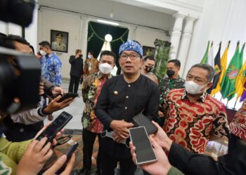 Gubernur Jawa Barat Ridwan Kamil bersama Bupati Bandung Dadang Supriatna dan Wali Kota Bandung Yana Mulyana di Gedung Sate, Kota Bandung, Kamis (30/3/2022) (Foto: Istimewa)