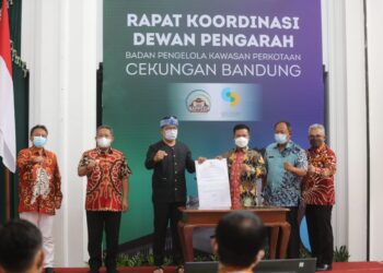 Bupati Bandung HM Dadang Supriatna saat menghadiri rapat Dewan Pengarah dalam rangka penandatanganan komitmen bersama Pengelolaan Kawasan Perkotaan Cekungan Bandung di Aula Timur Gedung Sate Kota Bandung, Kamis (31/3/2022) (Foto: Istimewa)