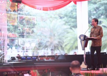Presiden Jokowi memberikan arahan pada Rapin TNI-Polri Tahun 2022, Selasa (01/03/2022), di Plaza Markas Besar TNI, Cilangkap, Jakarta Timur. (Foto: BPMI Setpres/Lukas