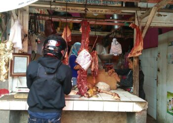 Seorang pedagang daging sapi di Pasar Guntur Ciawitali Garut sedang melayani pembeli (Foto: Istimewa)