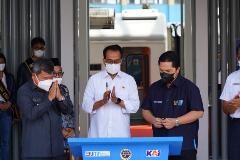 Peresmian jalur Kereta Api (KA) Cibatu oleh Menteri Perhubungan, Budi Karya Sumadi, dan Menteri BUMN, Erick Thohir, didampingi Direktur Utama PT KAI, Didiek Hartantyo, dan Bupati Garut Rudy Gunawan, di Stasiun Garut, Kecamatan Garut Kota, Kabupaten Garut, Kamis (24/3/2022).
(Foto: Istimewa)