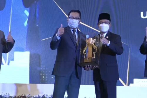 
Gubernur Jawa Barat H.M. Ridwan Kamil memberikan tropi kepada Bupati Bandung Dadang Supriatna sebagai Kabupaten Terbaik III pada Penyusunan RKPD di Jawa Barat pada Event Penghargaan Pembangunan Daerah (PPD) Tahun 2022, Rabu (30/3/2022) (Foto : Porkopimda)