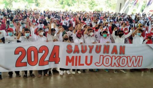
Ribuan relawan Jokowi Bandung Raya saat menggelar silaturahmi di Dome Balerame Soreang, Kabupaten Bandung, Sabtu (19/3/2022). (Foto: galamedianews.com)
