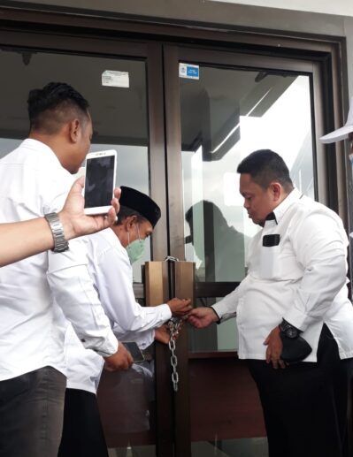 Pengurus Dekopinwil Jawa Barat kubu Sri Untari melakukan penggembokan Sekretariat Dekopinwil Jabar, Rabu (16/3/2022). (Foto: avila/dara.co.id)
