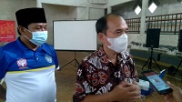 Anggota DPR RI Fraksi PKB, Yanuar Prihatin didampingi Ketua Perbasi Kota Banjar Gun Gun Gunawan saat diwawancarai awak media. (Foto:Bayu/dara.co id)