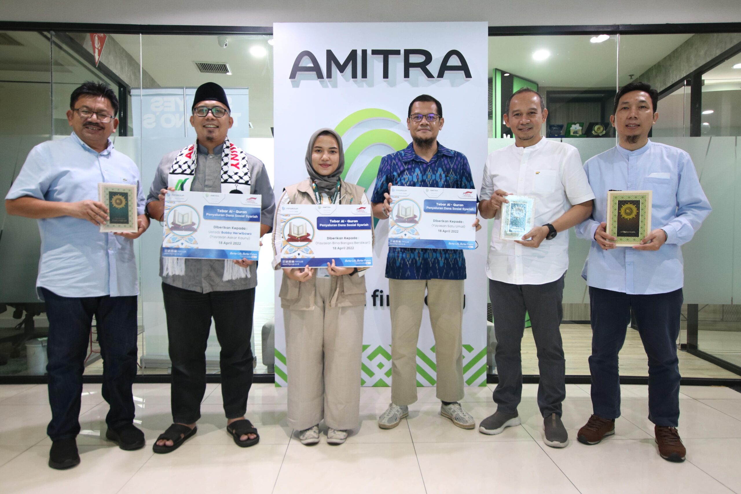 Dari kanan ke kiri : Operation Director PT SMA, Yulian Warman, Founder Komunitas Askar
Kauny, Ustadz Bobby Herwibowo, Humas dan Publikasi Yayasan Bina Bangsa Berdikari,
Salwa Alifah Zalfa, Pengurus Yayasan Satu Umat, Indra Wahyubono, Presiden Direktur PT
SMA, Inung Widi Setiadji, dan AMITRA Financing Marketing Area II Sub-Department
Head, Doni Prajudi (Foto: Istimewa)