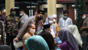 Polresta Bandung Gelar Vaksinasi Malam Hari, Menyasar Warga yang Usai Tarawih