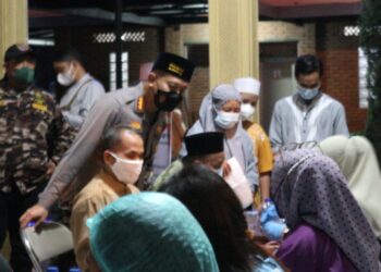 Kapolresta Bandung Kombes Pol Kusworo Wibowo saat memantau pelaksanaan vaksinasi di maajid-masjid di Kabupaten Bandung, Minggu (3/4/2022) malam (Foto: Istimewa)