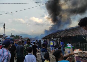 Lima kios yang terbakar di Pasar Baru Majalaya (Foto: Trinata)