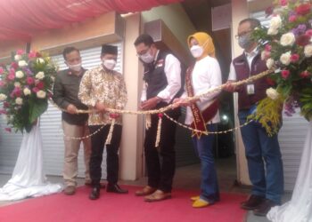 Gubernur Jabar HM Ridwan Kamil didampingi Bupati Bandung HM Dadang Supriatna saat meresmikan Pasar Rakyat Jabar Juara di Baleendah Kabupaten Bandung, Jumat (15/4/2022). (Foto: trinata/dara.co.id)