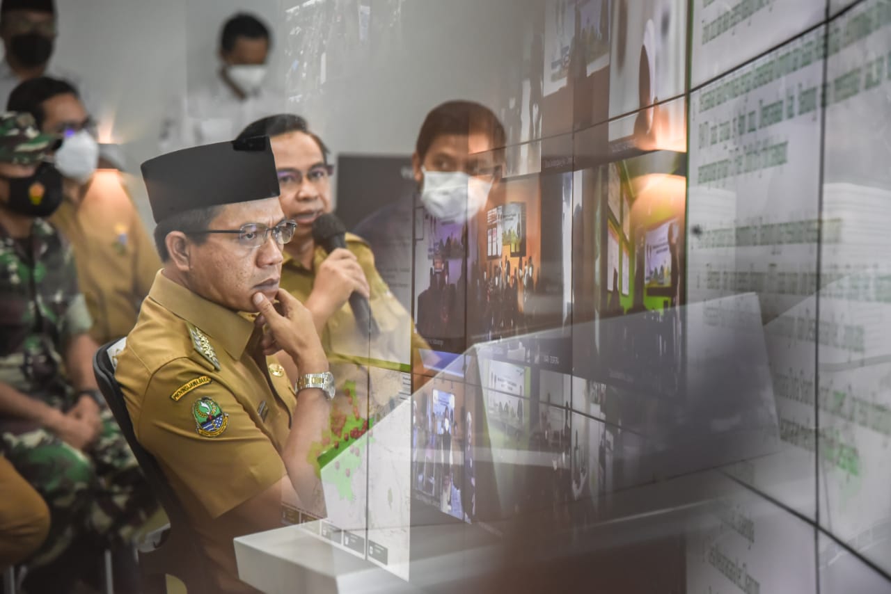 Bupati Bandung HM Dadang Supriatna saat launching penanganan 7 kawasan blankspot di Gedung Command Center Soreang (Foto: Istimewa)